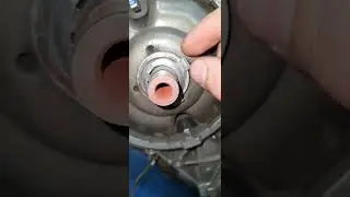 Стопорные шайбы под гайками.