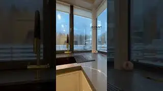 Быстрый обзор угловой кухни у больших окон в загородном доме.