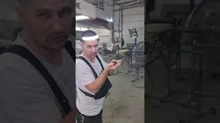 Еще один птенец спрятался в шкафчике. Он пока очень слабо летает, по этому не может улететь выше