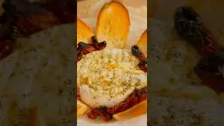 Запечённый сыр КАМАМБЕР с чесноком, ароматными травами и хрустящим багетом! #камамбер #сыркамамбер