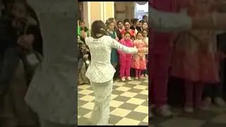 Девчонка цыганочка танцует. Всё лишнее долой! 