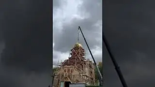 Поднятие креста на купол строящегося Спасского храма в г. Саранске