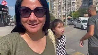 РЕБЁНОК С АУТИЗМОМ В КАФЕ,так спокойно себя ведет.Прогулка с Ками🫶
