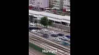 Yolu kapatıp halay çektiler!