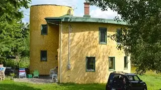 Rounded Straw Bale House in Quebeck, Canada, sept 2015