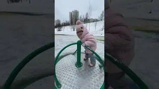 Папа кружит Вики на карусели🎠 