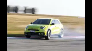 Abarth 600e, come va in pista e su strada