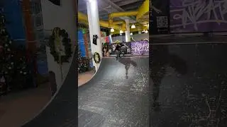 Я катаю на роликах в моём скейт-парке 