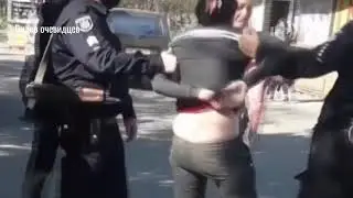В Бердянске две пьяные женщины нарушили карантин и подрались с полицейскими