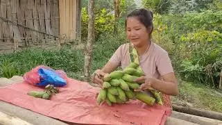 A 17-year-old single mother,went tocut bananas to sell,the boy wandered the streets looking for food