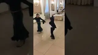Цыганские дети танцуют