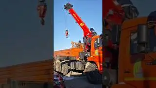 Во Владивостоке эвакуируют машины с авторынка «Зелёный угол»