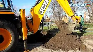 На Кирова в Керчи устраняют порыв водовода