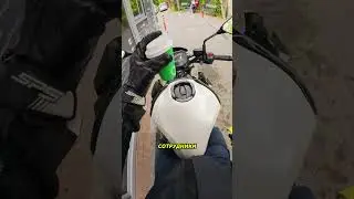 Мотоциклиста встречают со скотчем в кофейне
