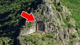 Dağların İçinde Saklı Kalan Gizemli Kapılar ve Sırlar