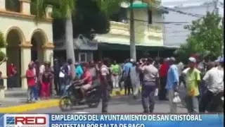 Empleados del ayuntamiento de San Cristóbal protestan por falta de pago