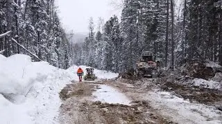 Грейдер John Deere 772G,работа по лесовозным дорогам