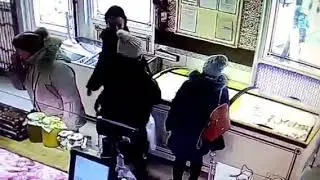 Воровки орудуют в магазине на Юбилейке в Кривом Роге