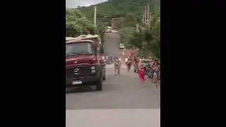 Cow charges through Janaúba: terrified residents, including 11-year-old Luana, seek safety
