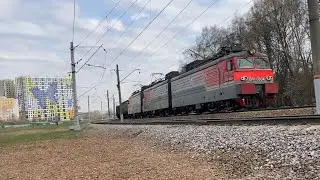 Электровоз ВЛ11-083/080Б с вывозным грузовым поездом. Станция Бескудниково