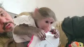 Новая занимательная игра😄пролезть под папиной ногой!