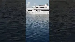 Яхта трехэтажная плывет