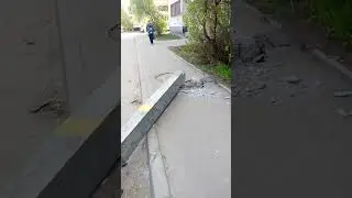 Не повезло! Два столба упали на авто