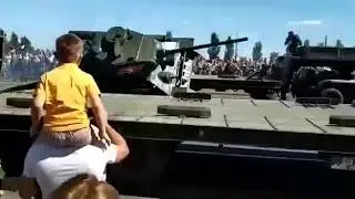 Танк Т-34 перевернулся после парада в Курске