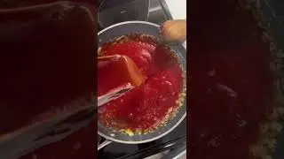 Making my wife a classic Italian pasta sauce 🇮🇹 
