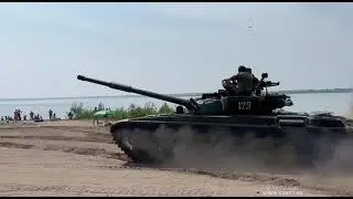 Танк разогнал отдыхающих на озере