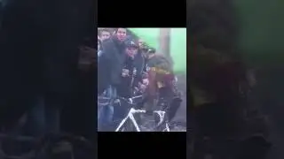 Спортсмен ОСТАНОВИЛСЯ на гонке, чтобы разобраться с болельщиком
