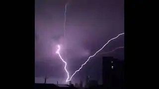 СТРАШНО КРАСИВО💜😨💟 МОЛНИЯ НАД АВСТРАЛИЙСКИМ ГОРОДОМ😻