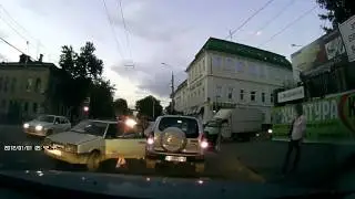 В Самаре водители вышли из авто и подрались. Водников / Комсомольская