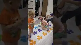 Алиса Тим. И. Лиса играют в твистер