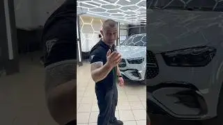 Jak zdemontować znaczek w Mercedesie GLE przed oklejaniem?