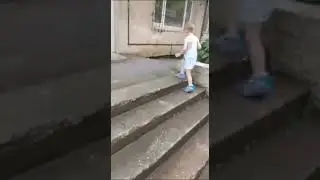 Приморье: Мальчик, упавший с 5 этажа, уже бегает