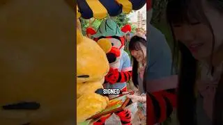 Winnie the Pooh Superfan asks for UNIQUE Autograph! FUNNY Disney Characters #disney #disneyparks