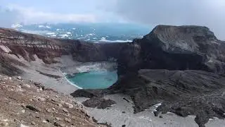 Кислотное озеро в кратере вулкана Горелый.