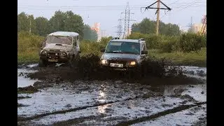 Кроссоверы, внедорожники и взрослые джипы месят грязь.