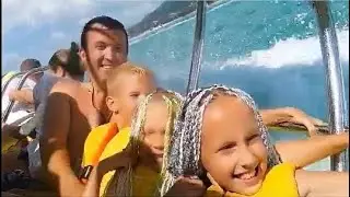 Настя катается на катере