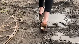 Slippery mud, crush ballet flats, ballet flats in mud, abuse ballet flats, feet in mud, dirty soles
