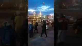 Кришнаиты танцуют возле площади в Чите