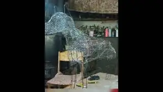 Топиари, собака из искусственного газона. Часть 2, обтяжка каркаса сеткой.