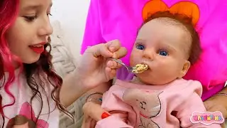 VALENTINA E SUA MAMÃE QUEREM O MESMO BEBÊ!!! REBORN Pretend to play nanny!!!