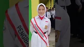 Siswi SMP Cantik saat jadi pengibar bendera pusaka