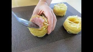 Утрамбовываем фарш в гнезда и добавляем зеленый горошек / Сытное и вкусное блюдо для всей семьи