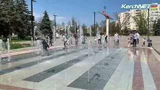 Дети дуреют у нового фонтана на площади перед ДК «Корабел»