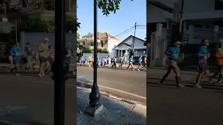 Lari lagi...
