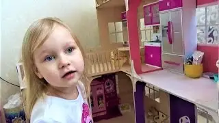 Алиса и Тея играют в кукол Кукольный домик Видео для девочек