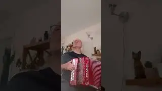 Nežiūrėk, Mama, Pro Langa Armonika.